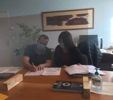 Signature chez le notaire en pr&eacute;sence de Maisons Symbiose et GGL