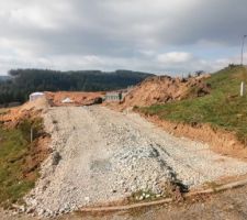 Entr&eacute;e de parcelle au sud : les limites de mon terrain sont mat&eacute;rialis&eacute;es par les bornes.
Je pr&eacute;vois un portail battant robotis&eacute; sur 3,5 m de large.
Un muret de moellons de 60 cm de hauteur pour la cl&ocirc;ture en bordure de parcelle et de voirie.