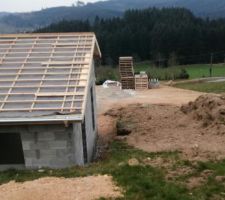 Charpente en cours de mise en place avec le pare vent. Vue de la terrasse côté nord où je prévois déjà une véranda 6 m x 3 m pour agrandir la pièce à vivre.