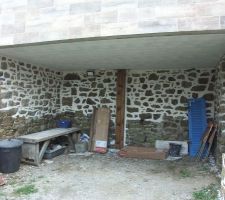 Isolation du plafond de l'auvent. Jointoyage des pierres.