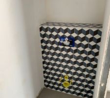 WC du bas, carreaux de ciment forme géométrique