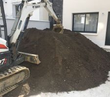 Livraison de terre végétale devant la maison pour le jardin