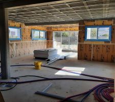 Voilà isolation et ferraillage finie bravo aux plaquistes pour leur efficacité.
 Place maintenant à l'électricien