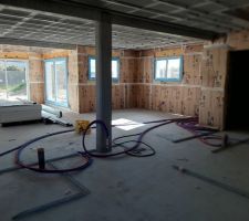 Voilà isolation et ferraillage finie bravo aux plaquistes pour leur efficacité.
 Place maintenant à l'électricien