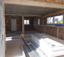 Voilà isolation et ferraillage finie bravo aux plaquistes pour leur efficacité.
 Place maintenant à l'électricien