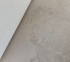 Des fissures + ou - grandes courent un peu partout elles sont apparus aujoud'hui