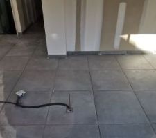 Pose du carrelage en cours