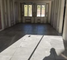 Pose du carrelage en cours