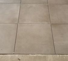 Pose du carrelage en cours