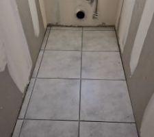 Pose du carrelage en cours