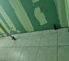 Pose du carrelage en cours