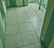 Pose du carrelage en cours