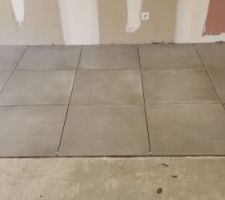 Pose du carrelage en cours