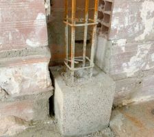 J'utilise le premier &eacute;l&eacute;ment pour sceller l'embase du poteau avec un b&eacute;ton &agrave; prise rapide pr&ecirc;t &agrave; l'emploi. (environ 1/4 d'un sac de 25kg) Tarif : 9.25? le sac.