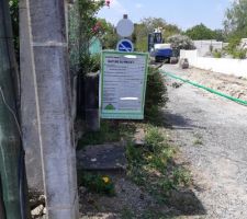 Mise en place du panneau de chantier (vue depuis la rue)
Démarrage de la viabilisation de la parcelle
