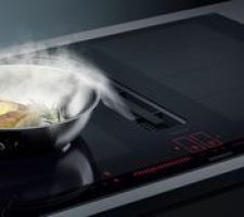Plaque de cuisson avec hotte intégrée.