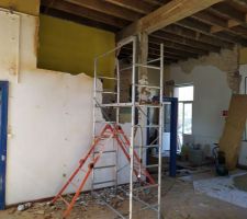 Vue sur le plafond de la future salle d'activit&eacute; "ancienne classe" et sur les menuiseries. 
il y a 3 portes dans la salle.
le plafond correspond au plancher de l'&eacute;tage solives, pos&eacute;es sur une poutre centrale.
l'objectif est mettre du placo + isolation sous le plancher et de garder 2/3 de la poutre visible... si possible avec ERP.