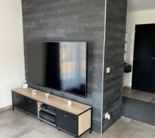 Parement avec nouveau meuble et nouvelle TV