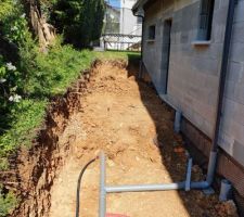 La suite derrière la maison : PVC eaux pluviales vers la cuve, et en noir l'évacuation des eaux de la cuve vers le réseau public.