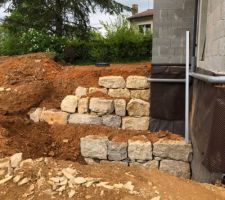 Enrochement en cours de montage pour retenue des terres sur 2.80m de haut, en 3 niveaux de 1m environ.