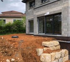 Enrochement en cours de montage pour retenue des terres sur 2.80m de haut, en 3 niveaux de 1m environ.