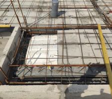 Je ne sais pas pourquoi j'ai un hourdis polystyrène ici au lieu d'un hourdis béton comme les autres. J'espère que cela a été remplacé avant de couler. C'est mieux quand c'est homogène