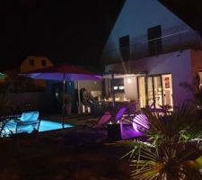 Notre terrasse allumée le soir