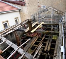 Tuiles et charpente en cours de dépose