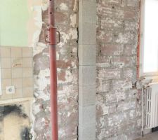 Montage des &eacute;l&eacute;ments qui font office de coffrage pour le poteau.