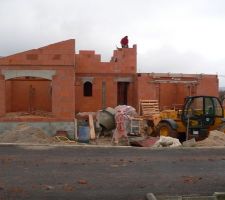 Pignon du garage terminé et élévation de l'étage en cours