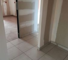 Carrelage entr&eacute;e, cuisine et cellier pos&eacute;