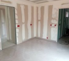 Carrelage entr&eacute;e, cuisine et cellier pos&eacute;