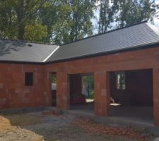 Voilà Désormais la toiture de faite, ainsi que les gouttière, satisfait
Cela fait assez grand vu de l'intérieur c'est nikel