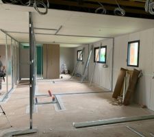 Le chantier avance... Plaquistes à l'oeuvre!