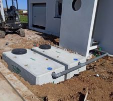 Pose des 2 cuves de rétention d'eau transformer en resserve d'eau  par mon terassier là société GMJ-TP