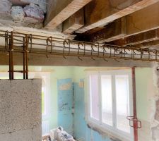 Vue d'ensemble du ferraillage avec reprise du chainage d'origine au centre du linteau. (Ferraillage de linteau pr&eacute;fabriqu&eacute; pour une port&eacute; de 2 m&egrave;tre 20.50 ? chez Bricoman)