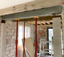 Mise en place d'un coffrage pr&eacute;fabriqu&eacute; pour le linteau, ne pas oublier les d&eacute;coupes pour le coulage du b&eacute;ton. (Manulinteau 20x20 longueur 2.70 m. 71.30 ? chez Bricoman)