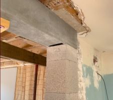 Mise &agrave; dimension et pose du dernier &eacute;l&eacute;ment de pilier pour terminer le coffrage des poteaux.