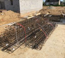 Feraillage qui va servir a faire le béton armé des fondations. Le macon m'a dit qu'il y avait eu beaucoup de difficulté d'approvisionnement en ce moment.