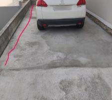 Entr&eacute;e voiture infiltrations sur le cot&eacute;