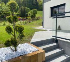 Haut de l'escalier paysagé, avec nos 3 bacs en poutres de chêne, galets de marbres et cypres de Leyland taille Niwaki