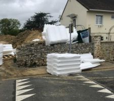 Un mois que c'est livré, après la tempête de vent, une partie du polystyrène s'est envolé.