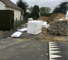 Un mois que c'est livré, après la tempête de vent, une partie du polystyrène s'est envolé.