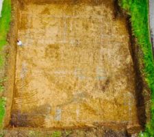 Terrassment J2 (Traçage fondations après passage géomètre qui a piqueté chaque murs pour faciliter le traçage).