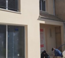 Chez Ermi ils ont un problème avec les couleurs et la lecture des rals... il y a écrit blanc dans le PC et on vous met du jaune! On sent la rigueur...
