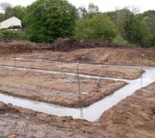 Le 12 mai, coulage des fondations.

Côté Est, un puit qui a nécessité presque 2 toupies de béton.