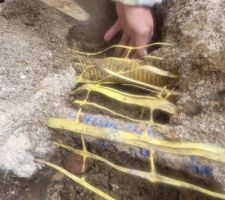 Quand les tuyaux de gaz sont recouvert de ciment! Fallait oser!