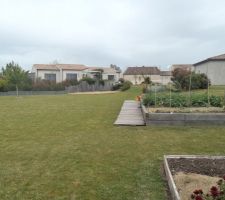 Vue d'en bas du jardin le potager dans leparterre terre surélévé .....nous avons tondu la pelouse avant hier  et nettoyé les bases des parterres  avant le coup de vent de cet après midi .