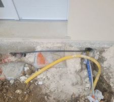 Il est bien imperm&eacute;able notre vide sanitaire! Y a rien qui passe... pas une goutte! Normal qu ils ne mettent pas beaucoup de ventilations s'il laissent des ouvertures comme &ccedil;a!