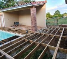 La structure continue à être montée, notamment le tour de piscine